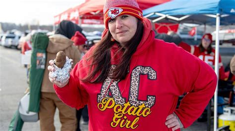 According to the sideline reporter, the windbreaker that Swift wore to the Chiefs game against the Bears last month sold out in minutes after the singer was spotted wearing it. . Potato girl kc chiefs